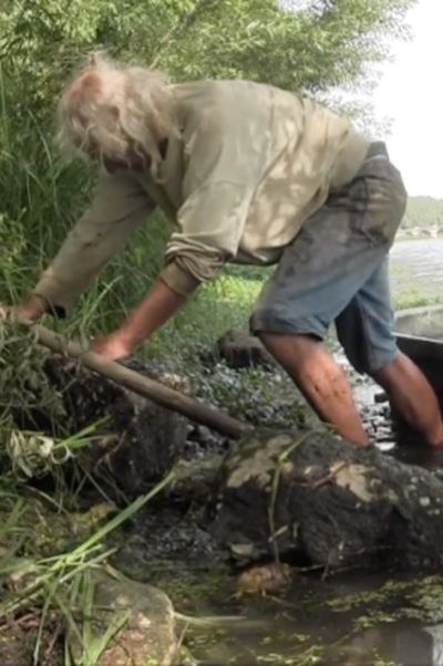 L'Homme qui construit un quai
